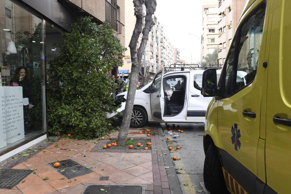 Furgoneta estrellada contra el árbol en la calle San Antón de Murcia.