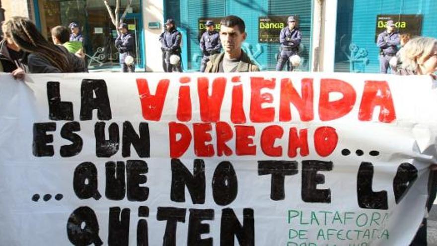 La Plataforma de Afectados por las Hipotecas ya ha frenado siete desahucios, según uno de sus portavoces, aunque la presión policial les impidió sumar el desalojo de ayer a su lista de logros