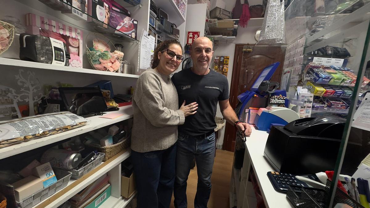 Propietarios del estanco bazar Antonio, que vendió un décimo del tercer premio