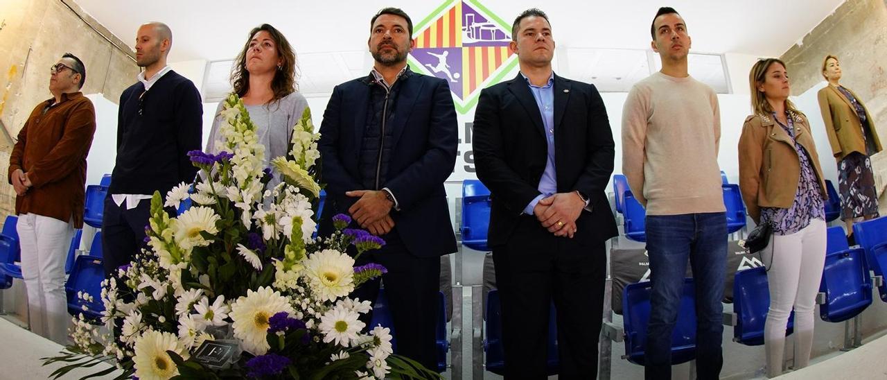 Imágen del palco, que hoy ha estado presidido por un ramo de flores en homenaje a Miquel Jaume