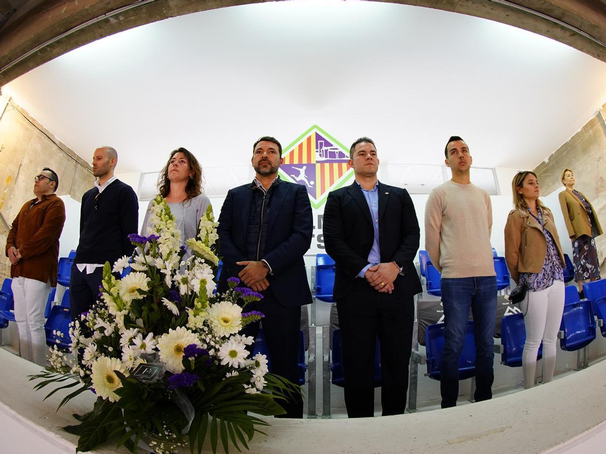 Futbol sala. Palma Futsal - ELPozo Murcia. imágen del palco que hoy ha estado presidido por un ramo de flores en homenaje a Miquel Jaume