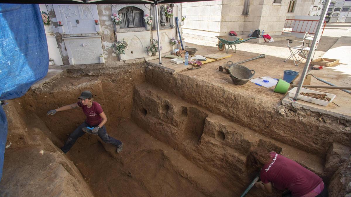 Trabajos de exhumación en el cementerio de Xàtiva.