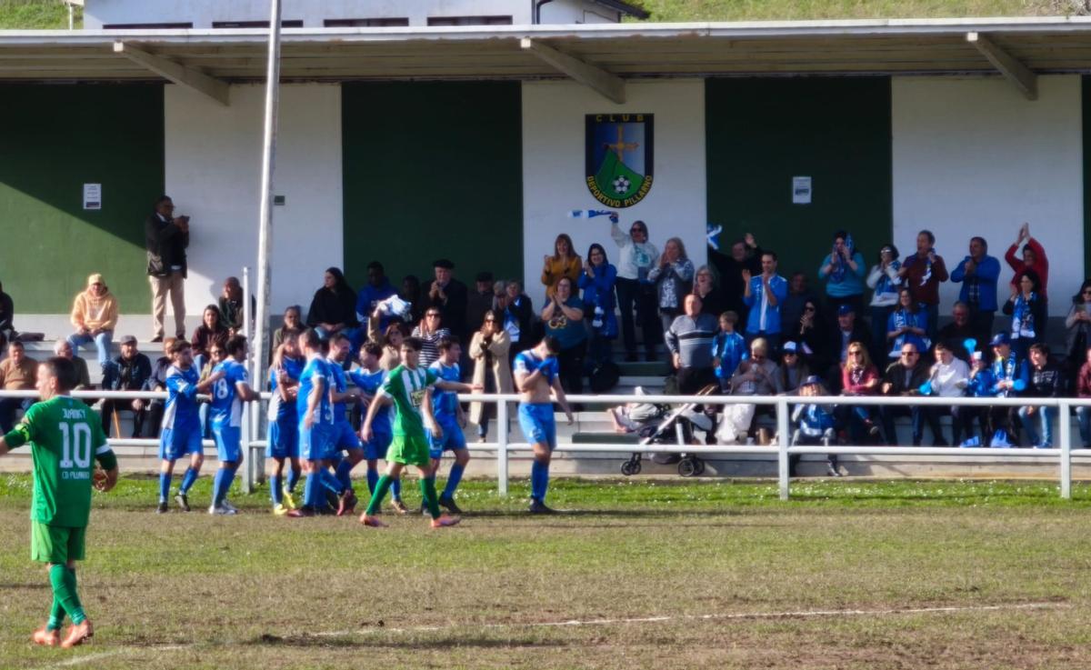 Celebración de uno de los goles del Cornellana contra el Pillarno.