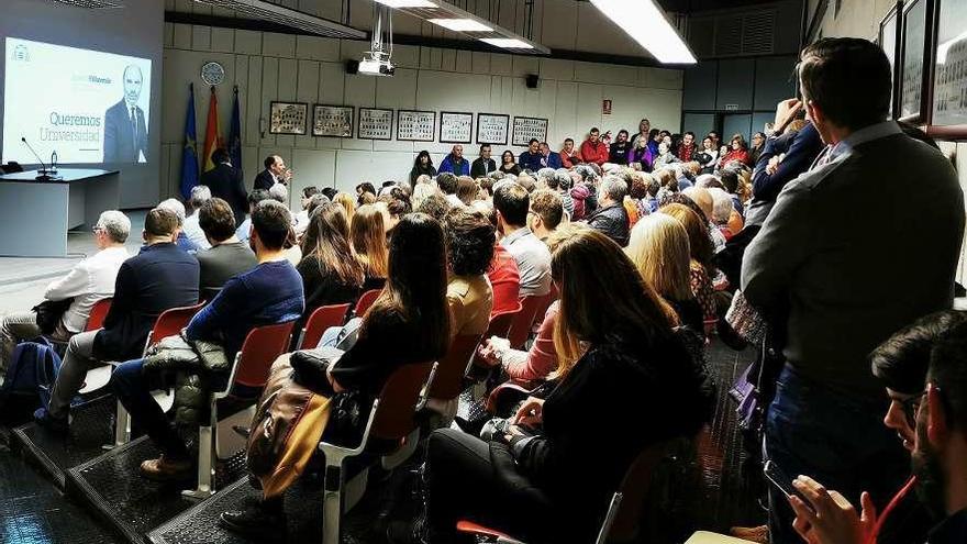 Asistentes a la reunión con Ignacio Villaverde, celebrada el jueves en la Facultad de Geología.