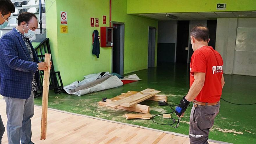 José Crespo y Avelino Souto visitaron ayer las obras en el multiusos Lalín Arena.