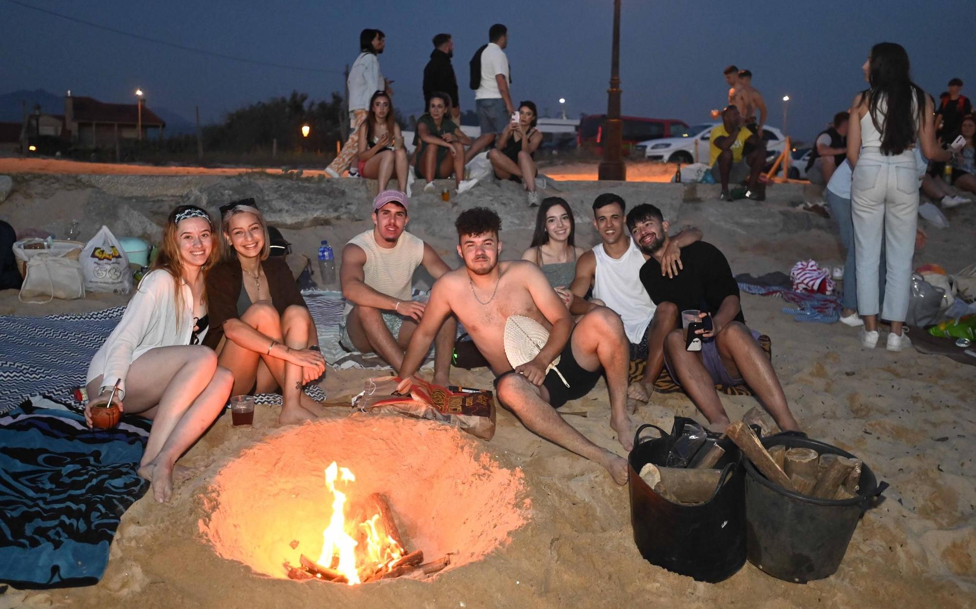 Ambientazo en las playas y plazas llenas para celebrar la noche meiga