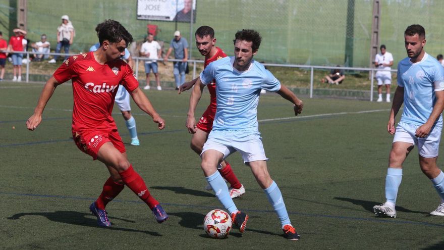 Santi controla el balón en un partido de la temporada pasada.