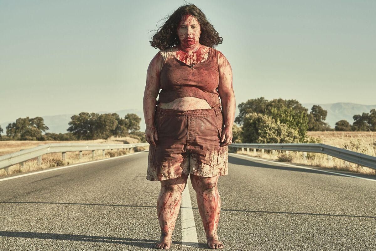 Laura Galán, ensangrentada, en una escena de la película 'Cerdita'.