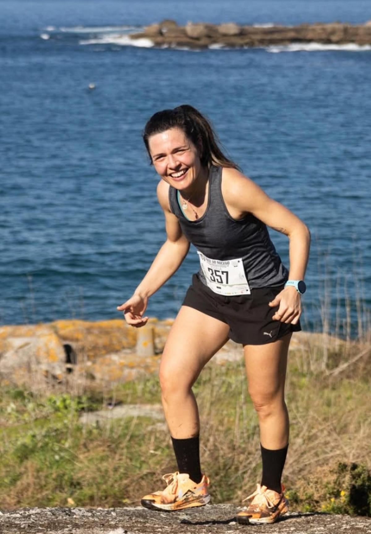 La directora de Deportes de la Diputación, Xisela Aranda, sobre los "penedos" del litoral de Beluso.