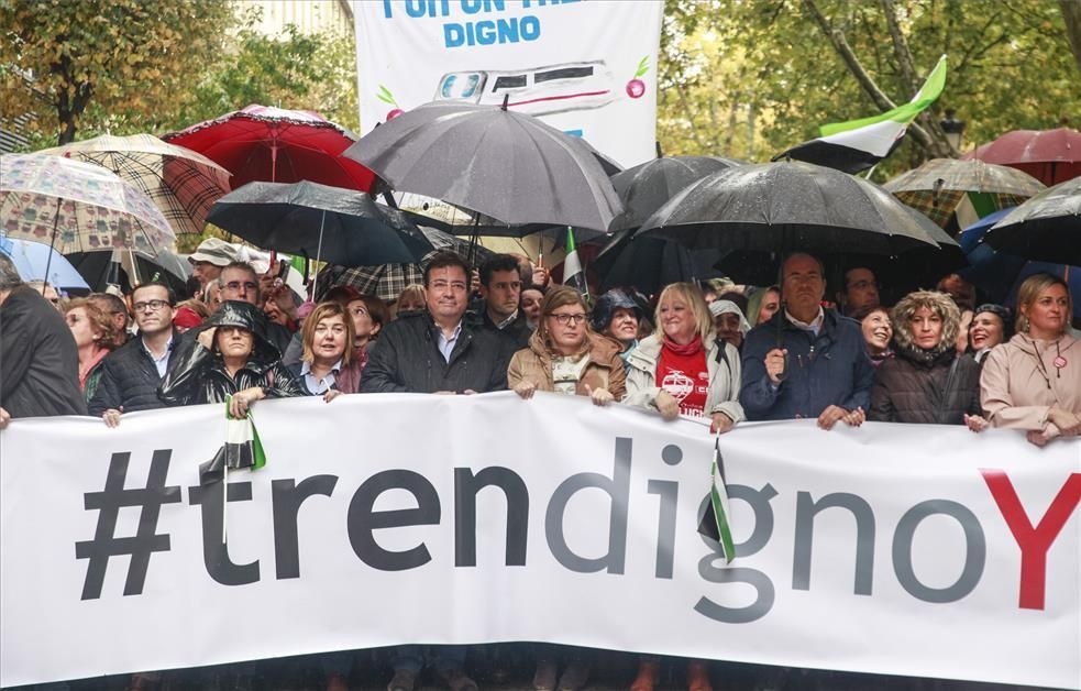 La manifestación por un tren digno para Extremadura en imágenes