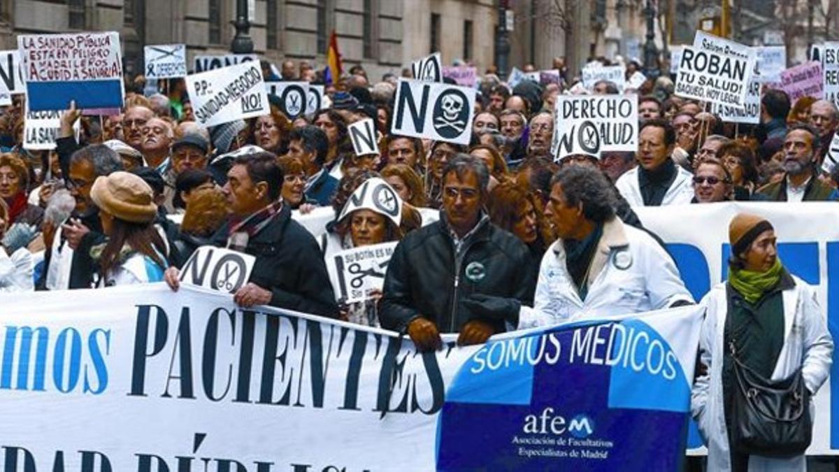 La cabecera de la manifestación de ayer en Madrid en defensa de la sanidad pública.