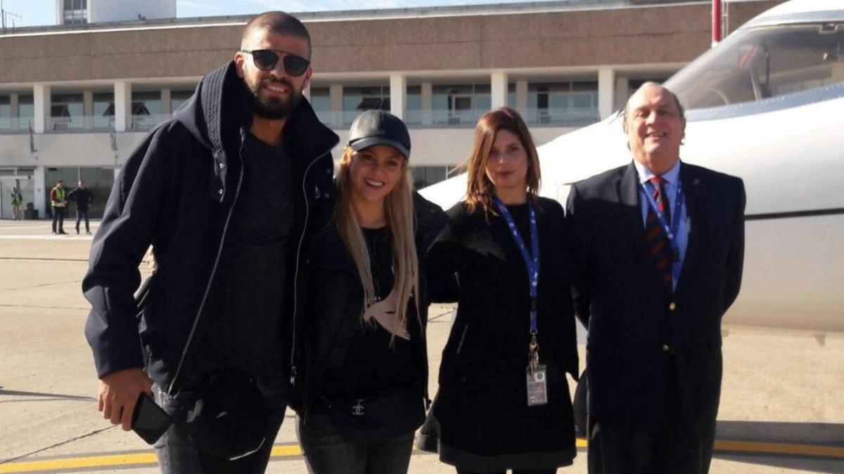 Piqué y Shakira, en su llegada al aeropuerto de Rosario para la boda de Messi