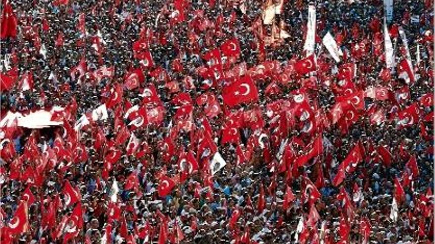 Els partidaris del partit opositor duien banderes turques i fotos d&#039;Ataturk, fundador de la Turquia moderna.
