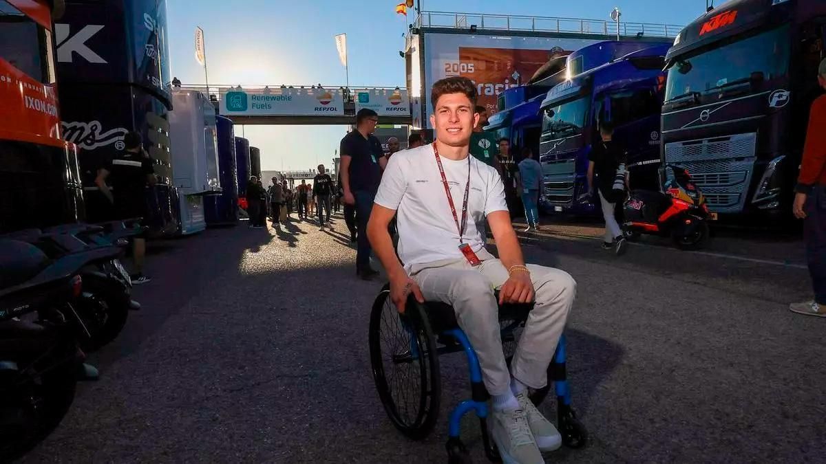 Carlos Tatay posa en el paddock del Circuit Ricardo Tormo en noviembre del 2023.