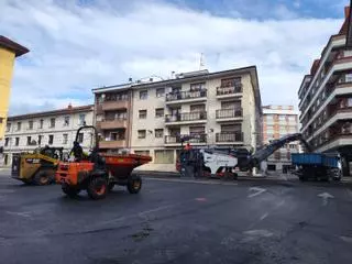 Grado, en demolición para renacer: máquinas y operarios levantan las calles del centro
