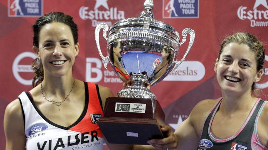 Alejandra Salazar y Marta Marrero, con la copa de campeonas.