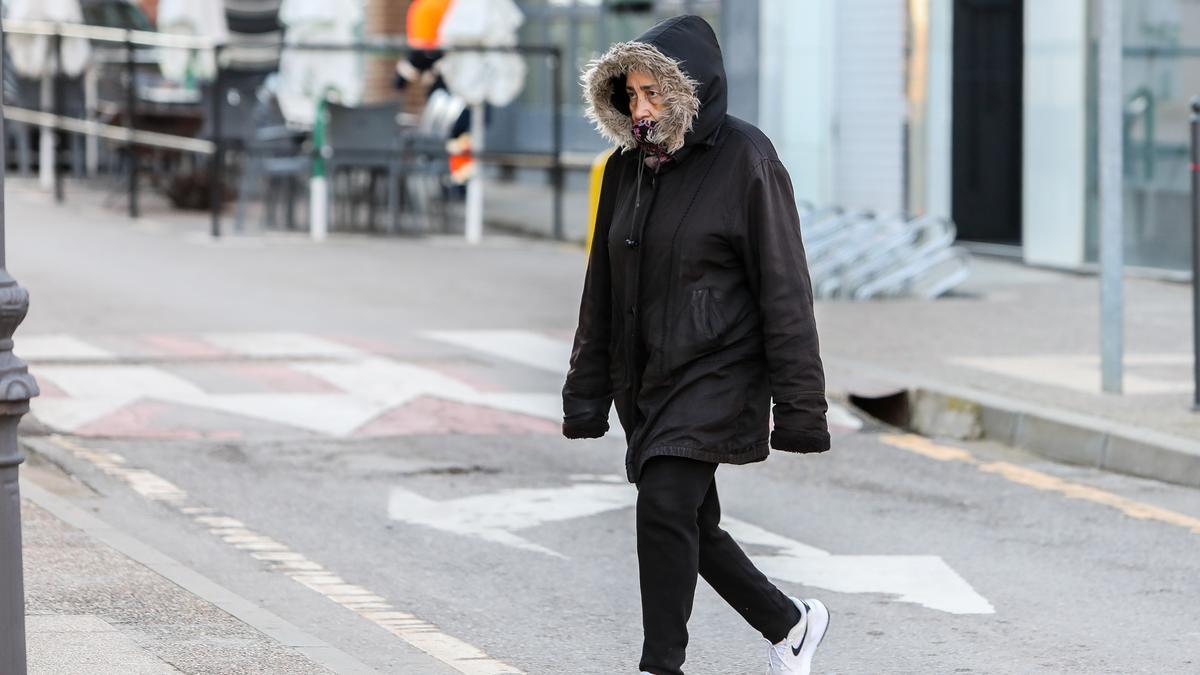 Una mujer pasea por una de las calles de Calamocha con motivo del día más frío del año, con motivo del día más frío del año, a 21 de enero de 2023, en Calamocha, Teruel, Aragón (España).