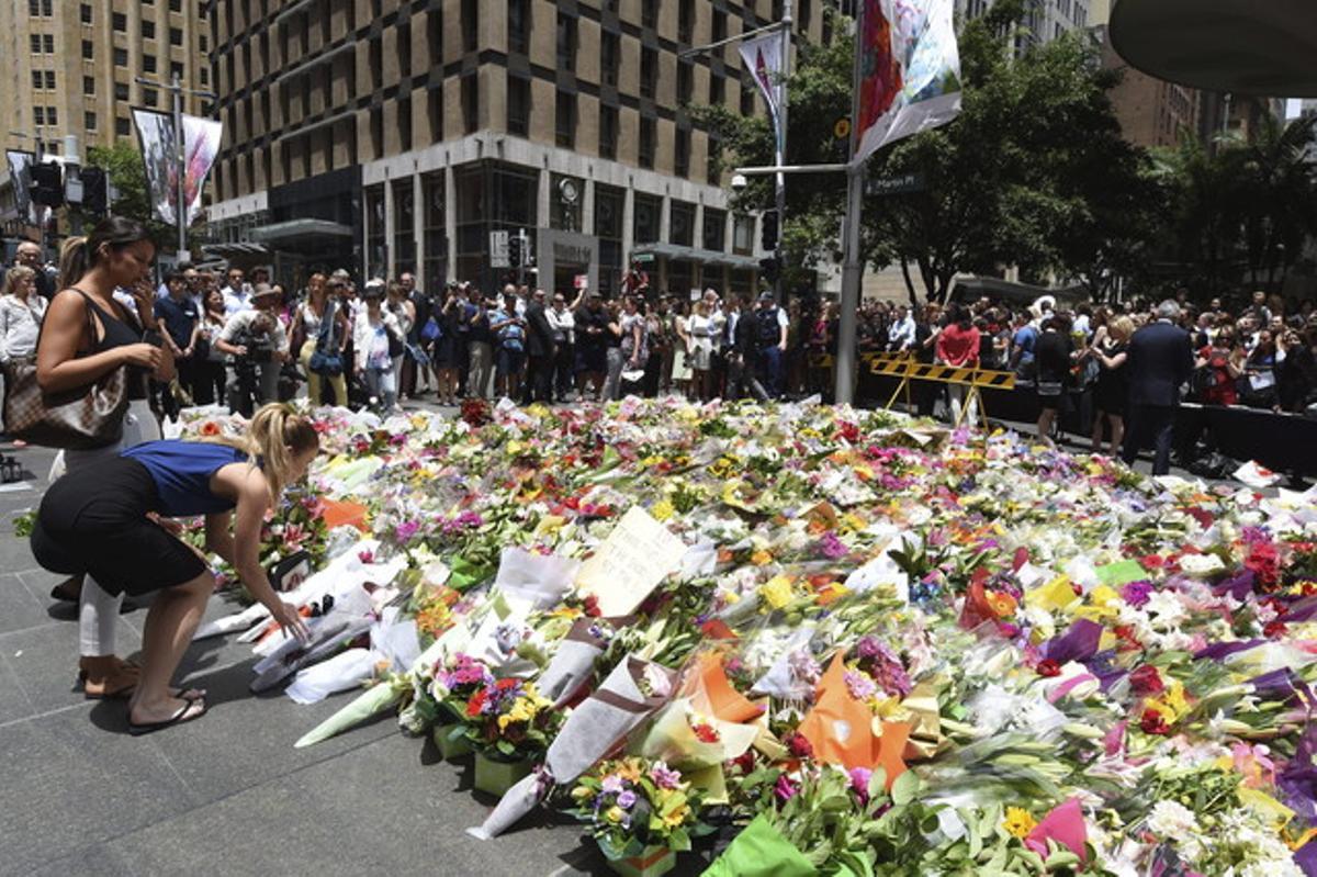 Milers de flors en homenatge a les víctimes del segrest de dilluns a Sydney.