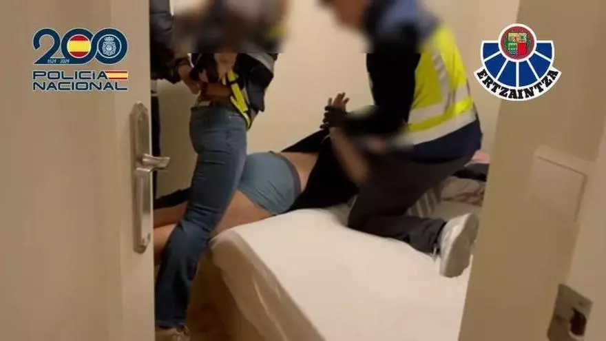 Tres apresados en Torrevieja por robos en viviendas con la técnica del hilo de pegamento
