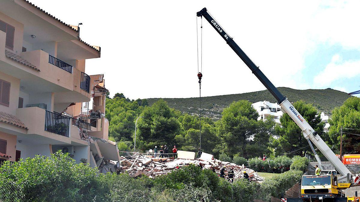 Una grúa retira los grandes bloques del edificio.