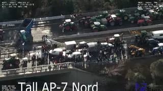 Imágenes aéreas del corte de tráfico en la AP-7 por las protestas de los agricultores