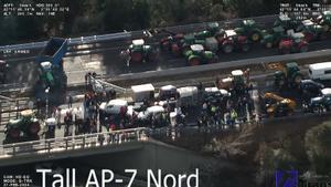 Imágenes aéreas del corte de tráfico en la AP-7 por las protestas de los agricultores.