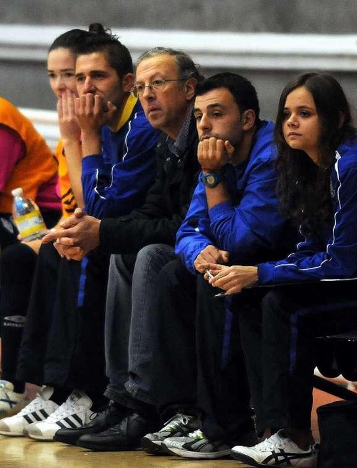 El banquillo del Leis durante un partido. // Rafa Vázquez