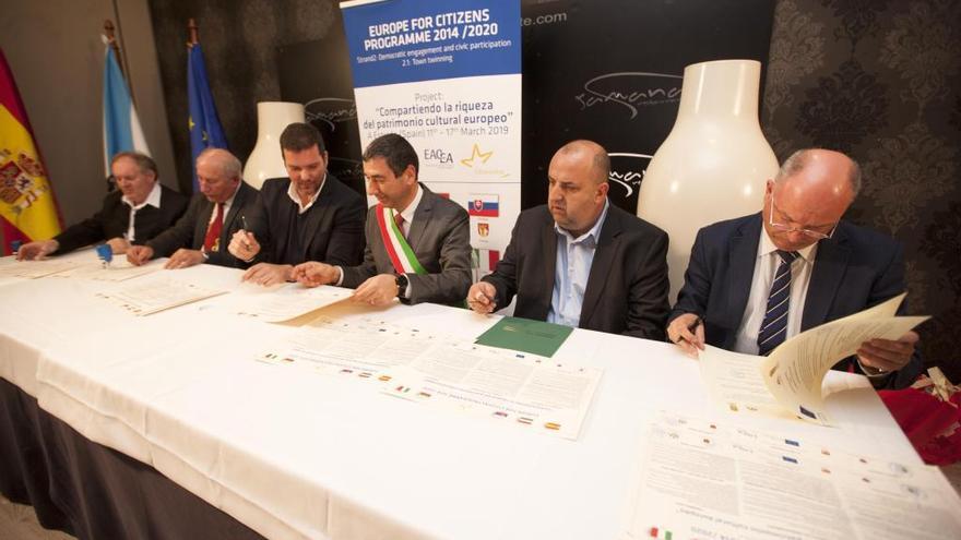 El alcalde de A Estrada, José López, y los representantes de cinco municipios de distintos países europeos, hoy firmando su hermanamiento. // Bernabé / Cris M.V.