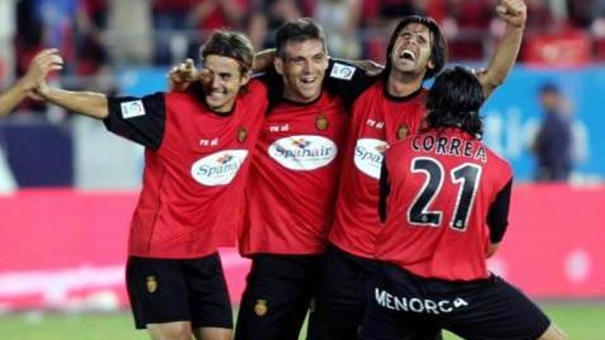 Los jugadores del Mallorca celebran la salvación en Son Moix en 2005.