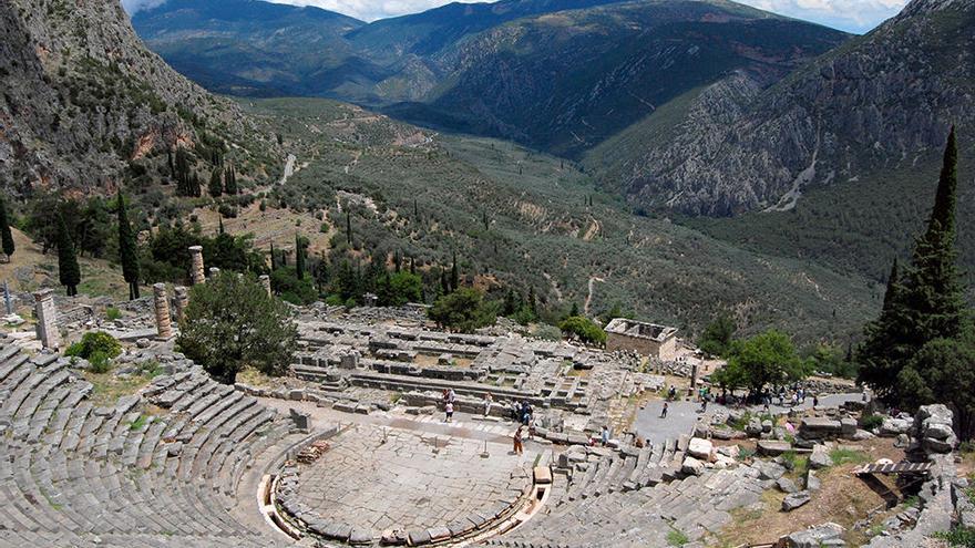 Teatro de Delfos, Templo de Apolo y Monte Parnaso al fondo.