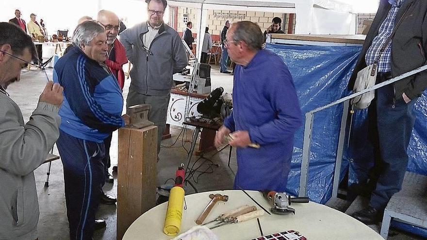 Alumnos del último curso de torneado creativo, promovido por Contornos.