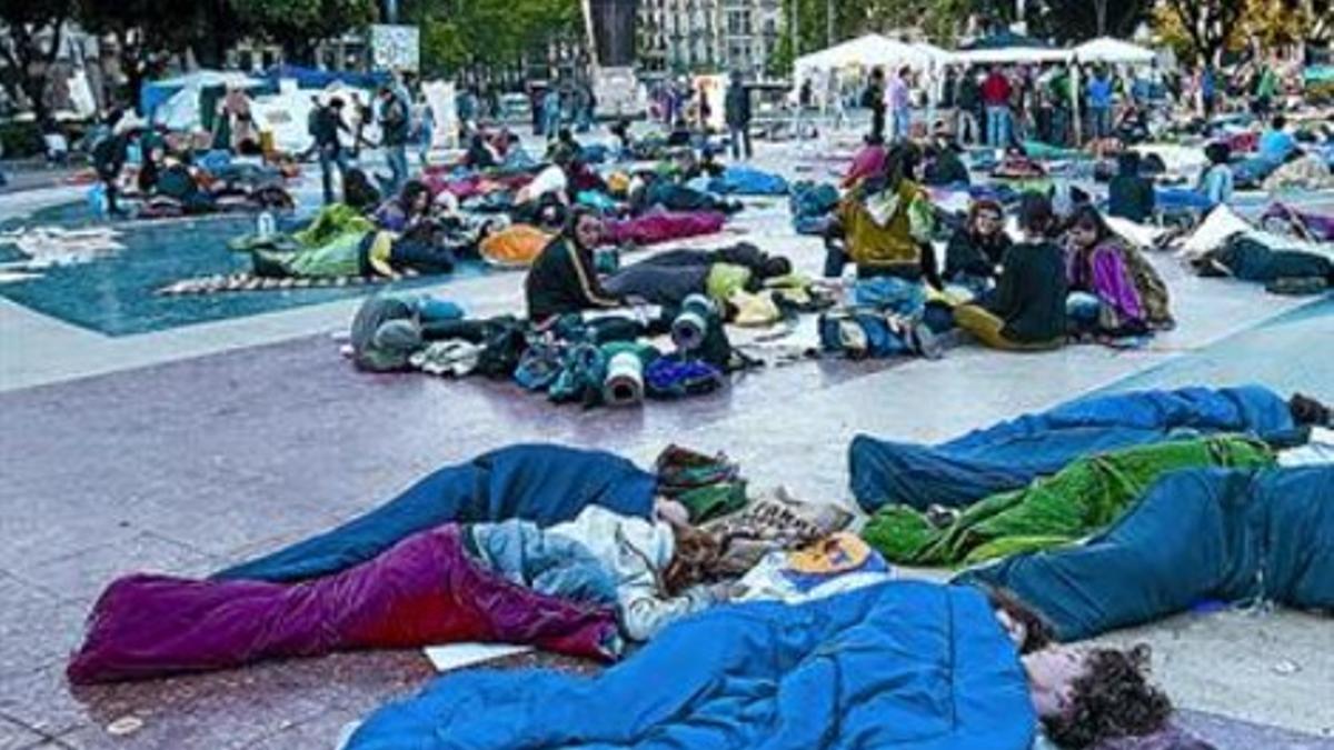 Despertar y desayuno, ayer en la plaza de Catalunya.