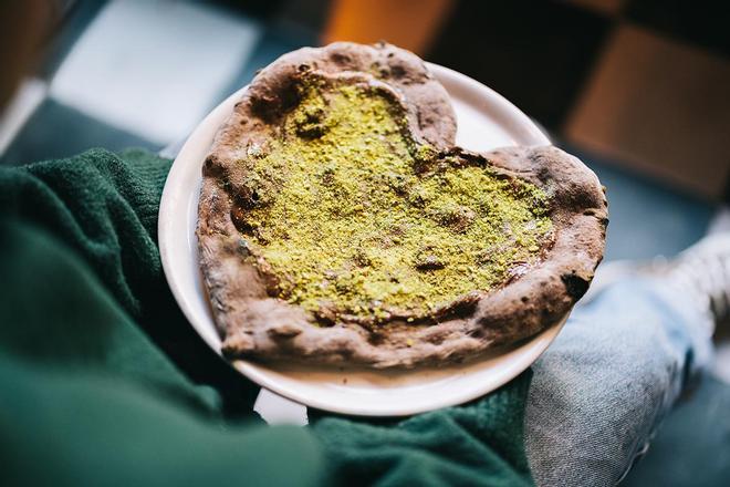 La pizza para San Valentín de Grosso Napoletano, con masa de cacao, pistachos y Nutella