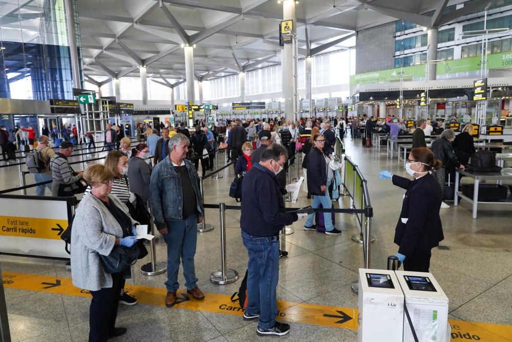 Mucha gente aprovecha para volver a sus países ante el avance del coronavirius.