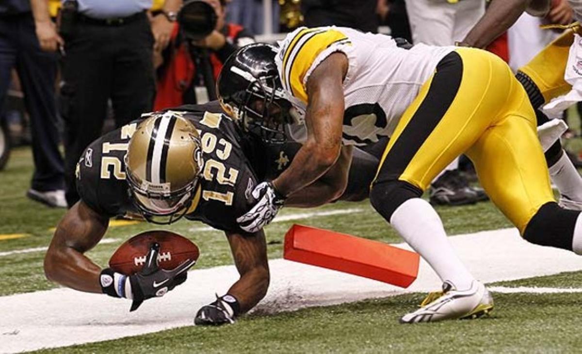El jugador Marques Colston (12) de l’equip New Orleans Saints intenta fer untouchdowna Ryan Clark (25) dels Steelers de Pittsburgh, durant la segona meitat d’un partit de futbol americà de la NFL al Superdome de Louisiana (Nova Orleáns).