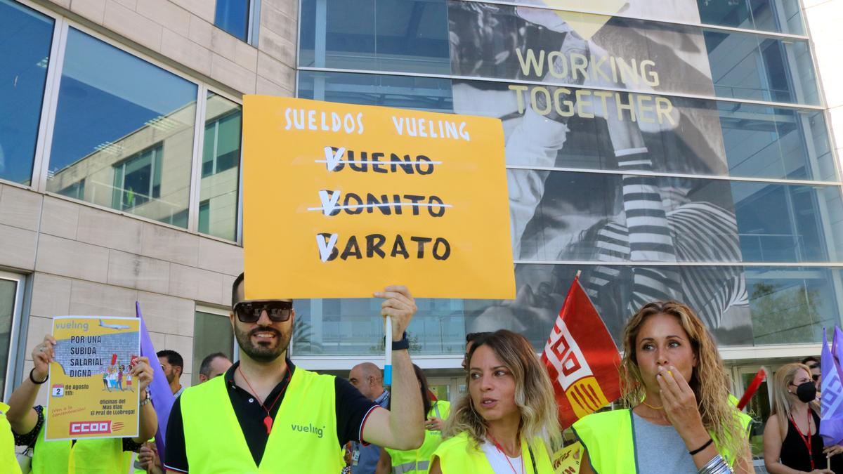 Tripulants de cabina de Vueling protesten davant la seu de la companyia per exigir un augment de sou