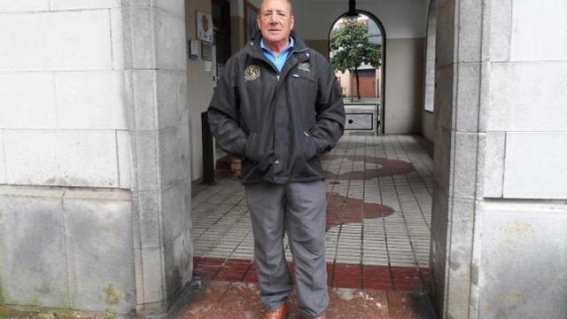 Pipo Prendes, junto al viejo Ayuntamiento de Carreño, en el punto en el que canta todos los años la Salve marinera.