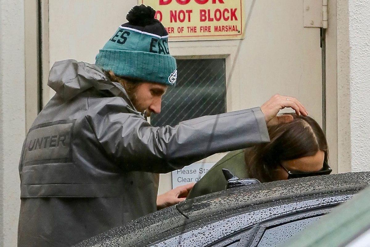 Bradley Cooper e Irina Shayk a la salida del médico