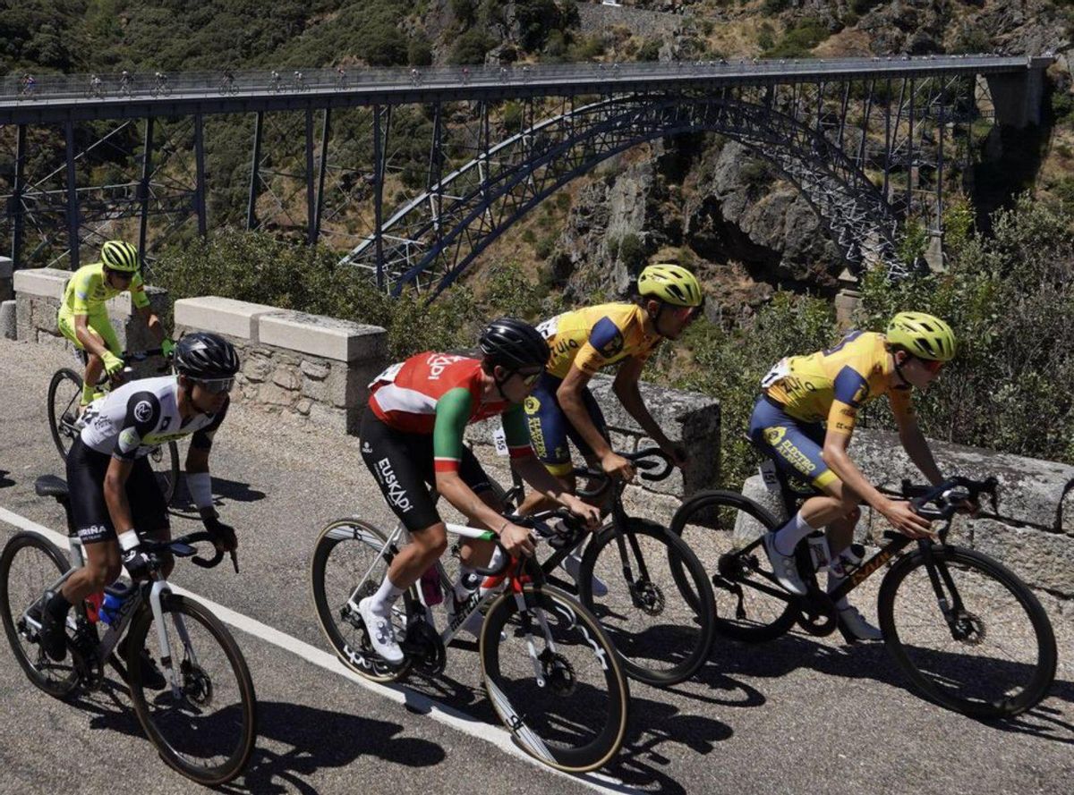 Varios ciclistas en el paso por el Puente de Requejo. | JOSÉ LUIS FERNÁNDEZ
