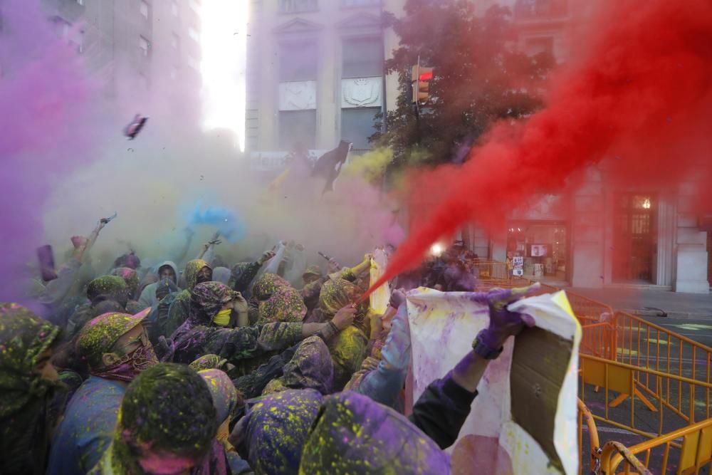 1-O a Girona: Multitudinària manifestació davant la subdelegació del Govern