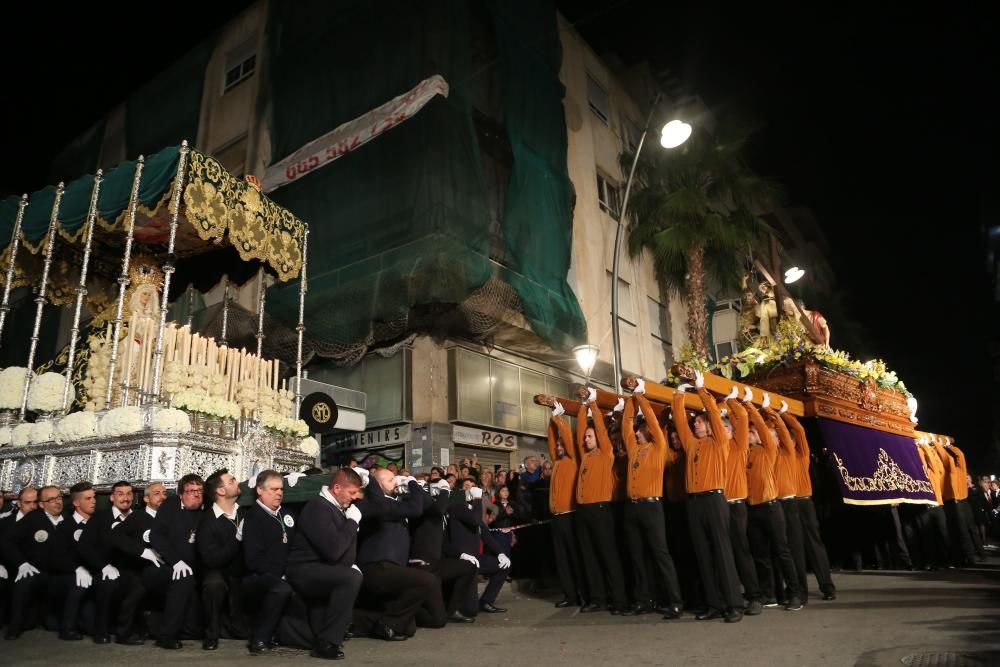 Miércoles Santo en Torrevieja. Encuentro en la Vía Dolorosa protagonizado por la imagen de Nuestra Señora de la Esperanza y de la Paz y Jesús en la Caída