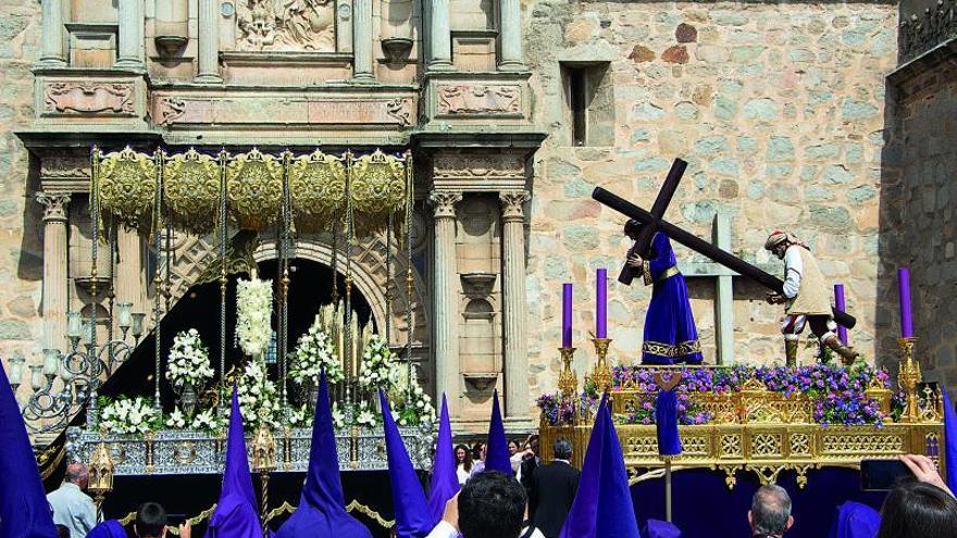 ENCUENTRO EN LA PLAZA DE LA CATEDRAL. NUESTRO PADRE JESÚS CON LA CRUZ A CUESTAS Y LA VIRGEN DE LOS DOLORES EL VIERNES SANTO. | CÓRDOBA