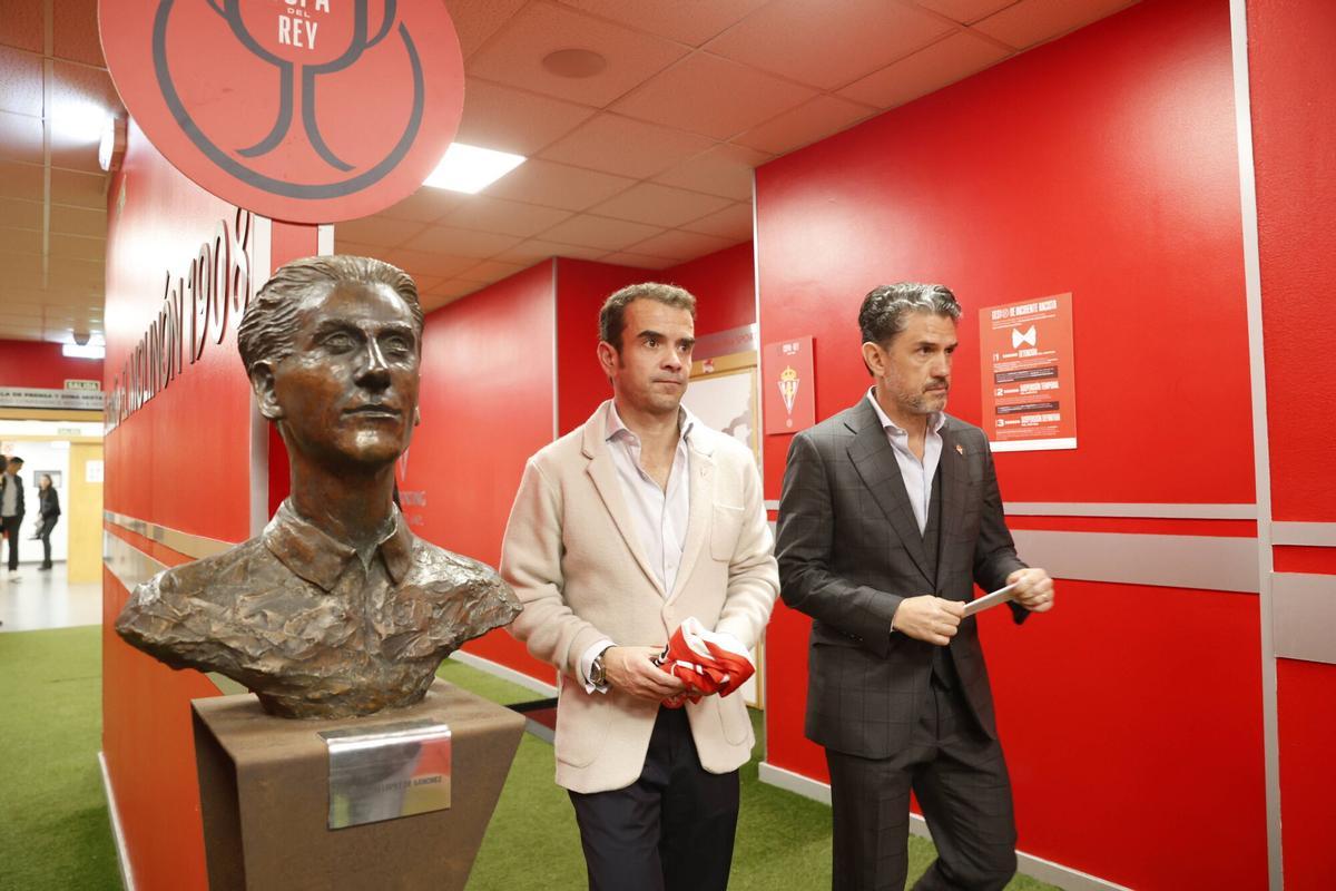 José Riestra y Alejandro Irarragorri, ante el busto de Anselmo López.