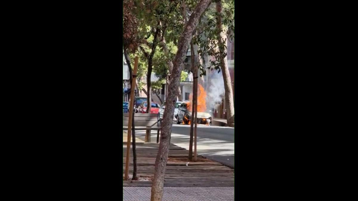 Incendio de un coche en plena calle de Godella