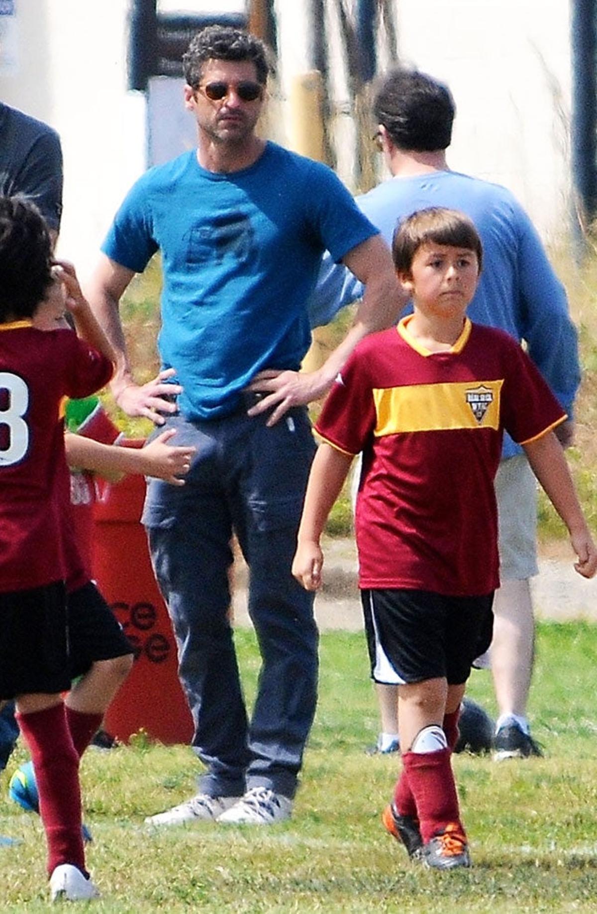 Patrick Dempsey observa el partido de su hijo desde la banda