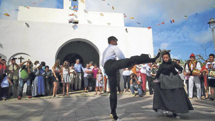 El ball pagès congregó a numeroso público en la plaza de la iglesia.