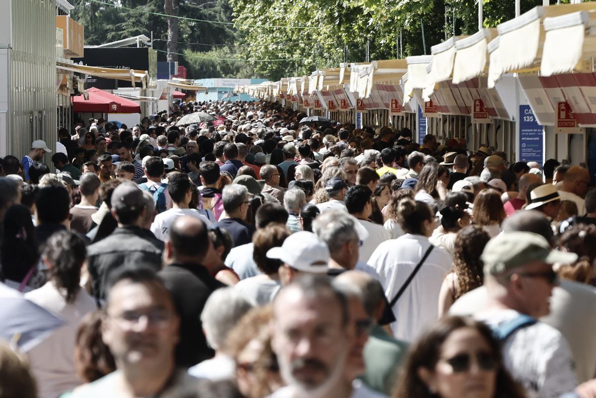 MADRID, 14/06/2026.-  Miles de personas visitan este domingo la 85ª Feria del Libro de Madrid. EFE/Sergio Pérez