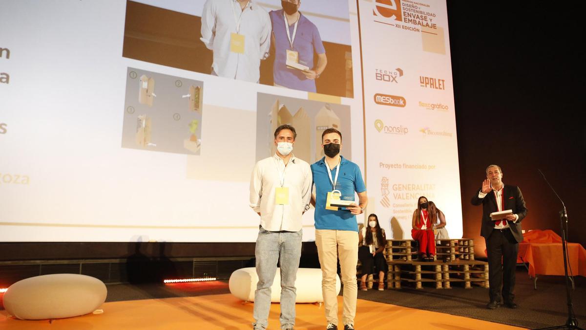 Representantes de los alumnos recogiendo el Premio Nacional de Envase como finalista