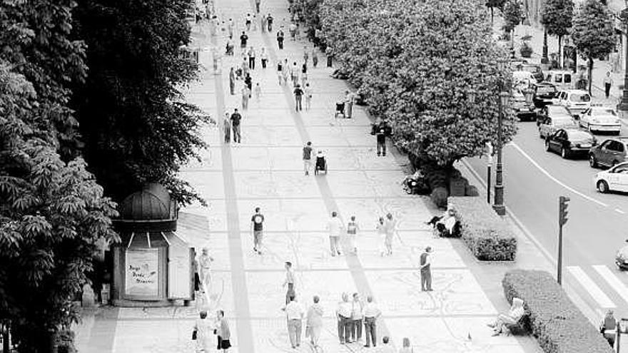 El paseo de Los Álamos, bajo el que está previsto construir un aparcamiento.