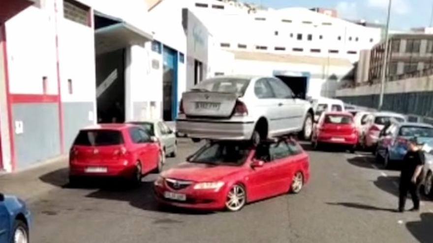 Triplete de delitos al volante en Las Palmas de Gran Canaria: circula en sentido contrario y cargando otro coche sobre el techo